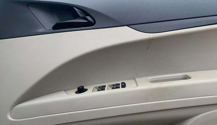 2018 Mahindra MARAZZO M4 7 STR, Diesel, Manual, 89,116 km, Driver Side Door Panels Control