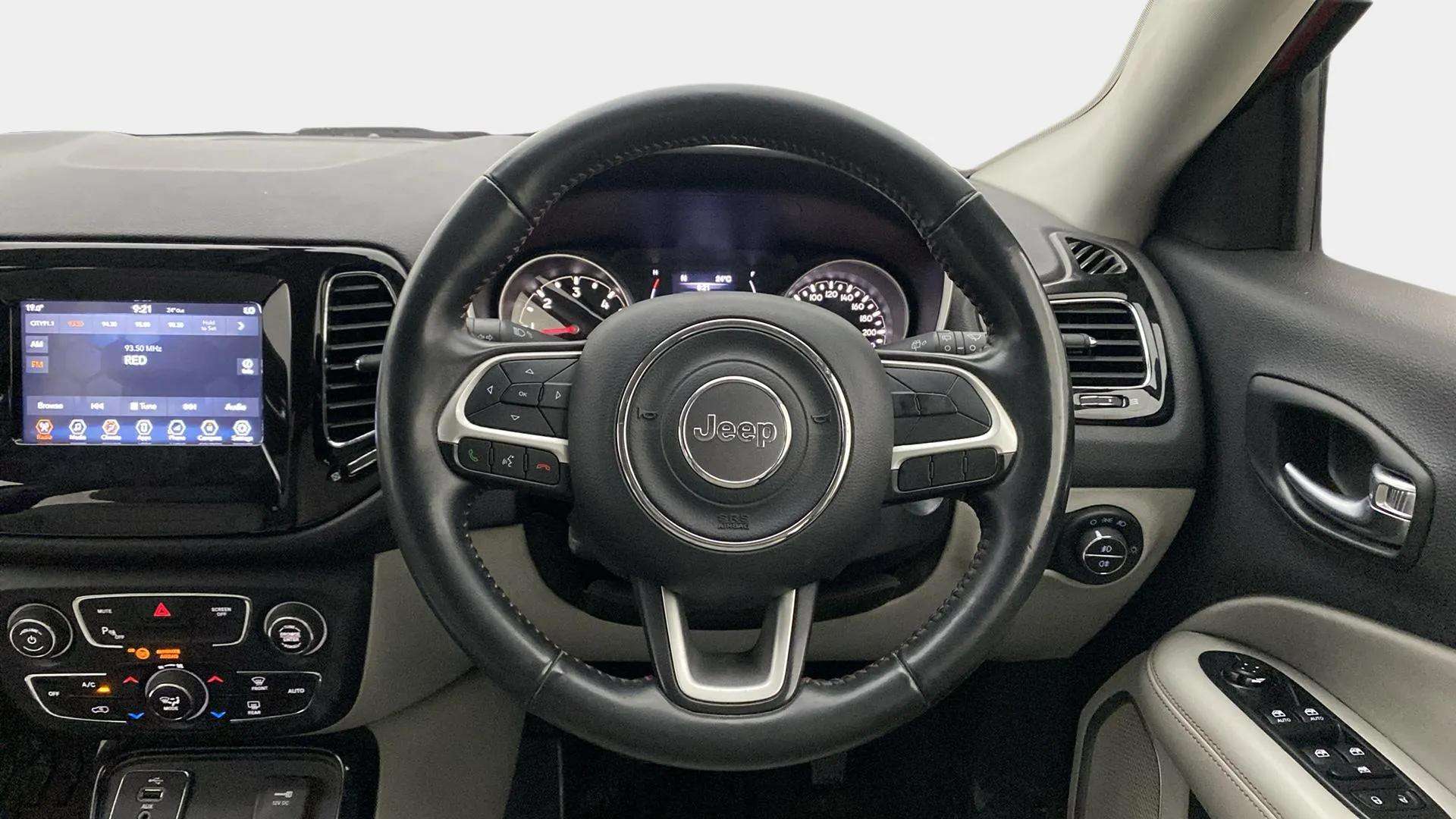 Steering-wheel-close-up-29
