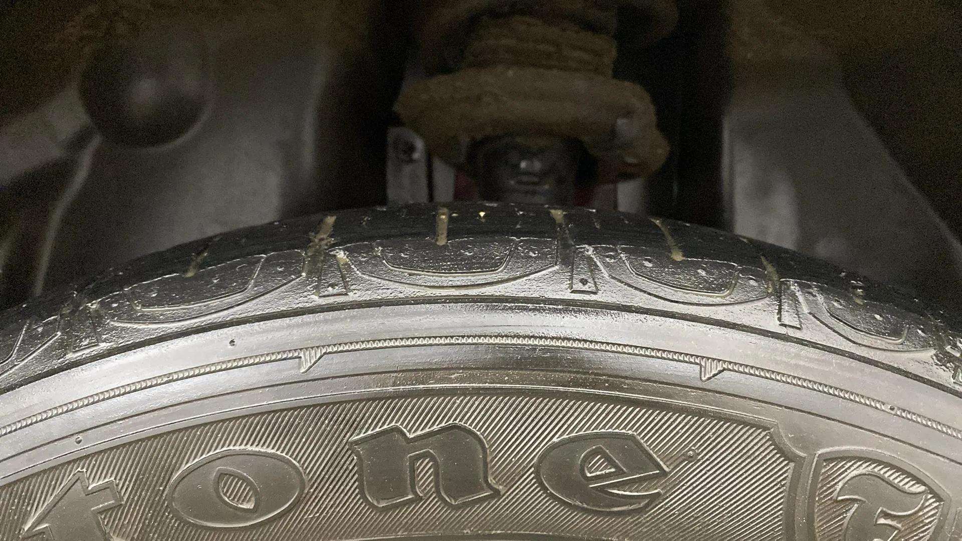 LHS-Rear-Tyre-Tread-21