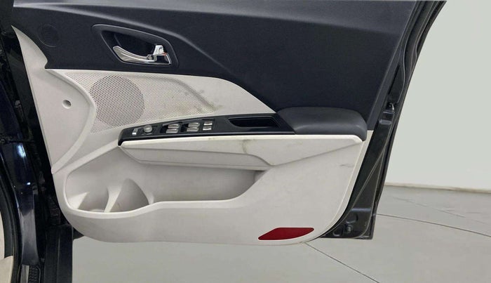2022 Mahindra XUV300 W8 (O) 1.5 DIESEL, Diesel, Manual, 75,357 km, Driver Side Door Panels Control