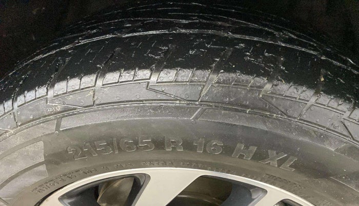2022 Mahindra XUV300 W8 (O) 1.5 DIESEL, Diesel, Manual, 75,357 km, Right Front Tyre Tread