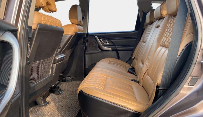 2018 Mahindra XUV500 W11 AT, Diesel, Automatic, 64,925 km, Right Side Rear Door Cabin