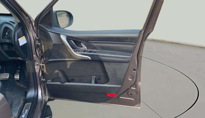 2018 Mahindra XUV500 W11 AT, Diesel, Automatic, 64,925 km, Driver Side Door Panels Control