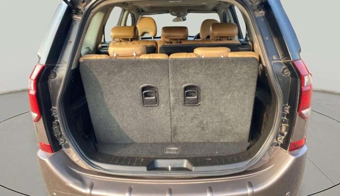 2018 Mahindra XUV500 W11 AT, Diesel, Automatic, 64,925 km, Boot Inside