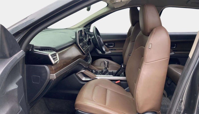 2019 Tata Harrier XZ 2.0L, Diesel, Manual, 96,002 km, Right Side Front Door Cabin