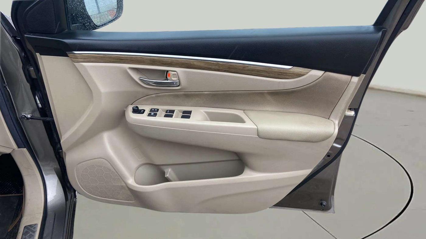 2022 Maruti Ciaz ZETA 1.5 SHVS MT PETROL, Petrol, Manual, 72,059 km, Driver Side Door Panels Control