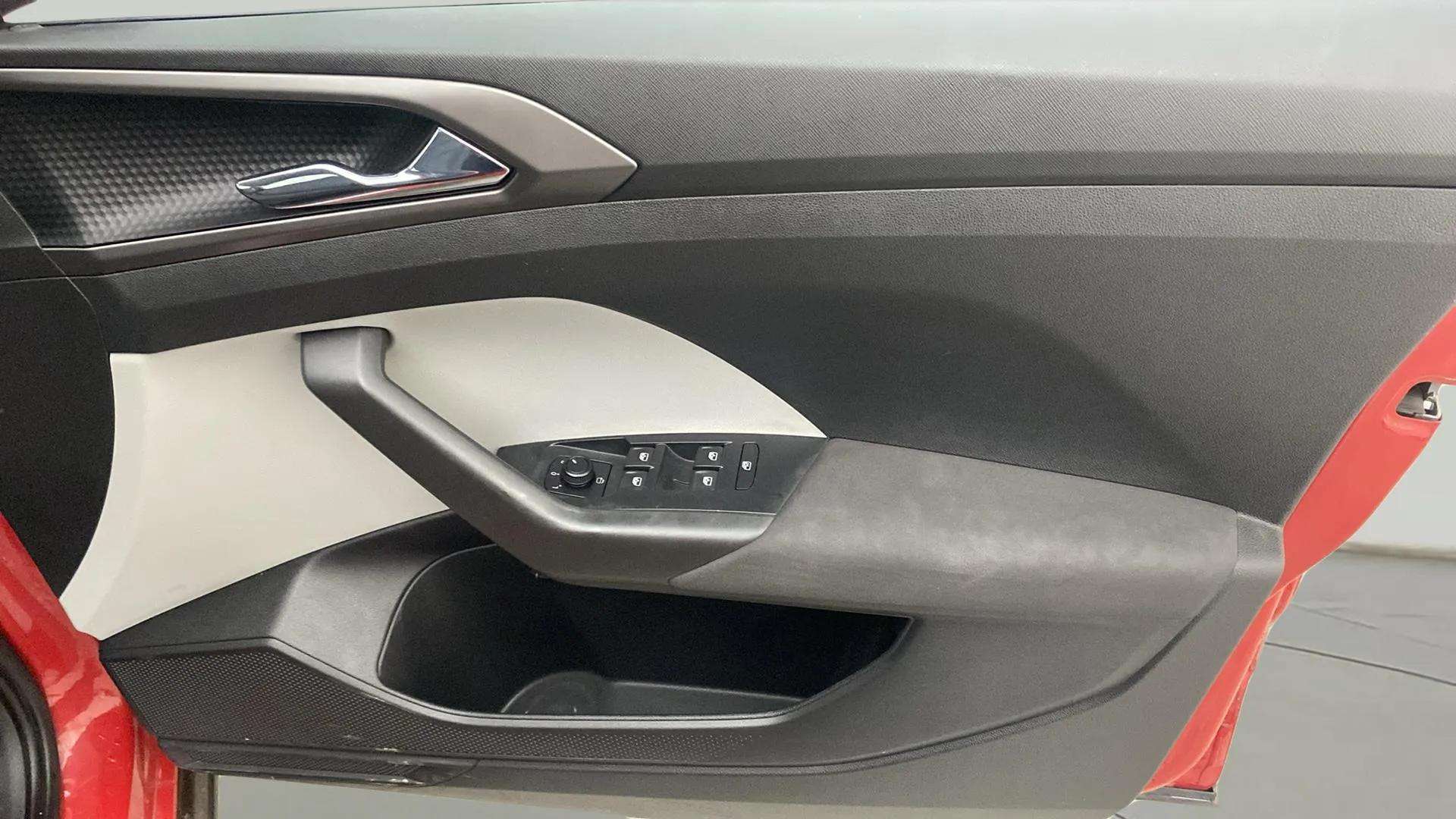 Driver-side-door-panel-control-39