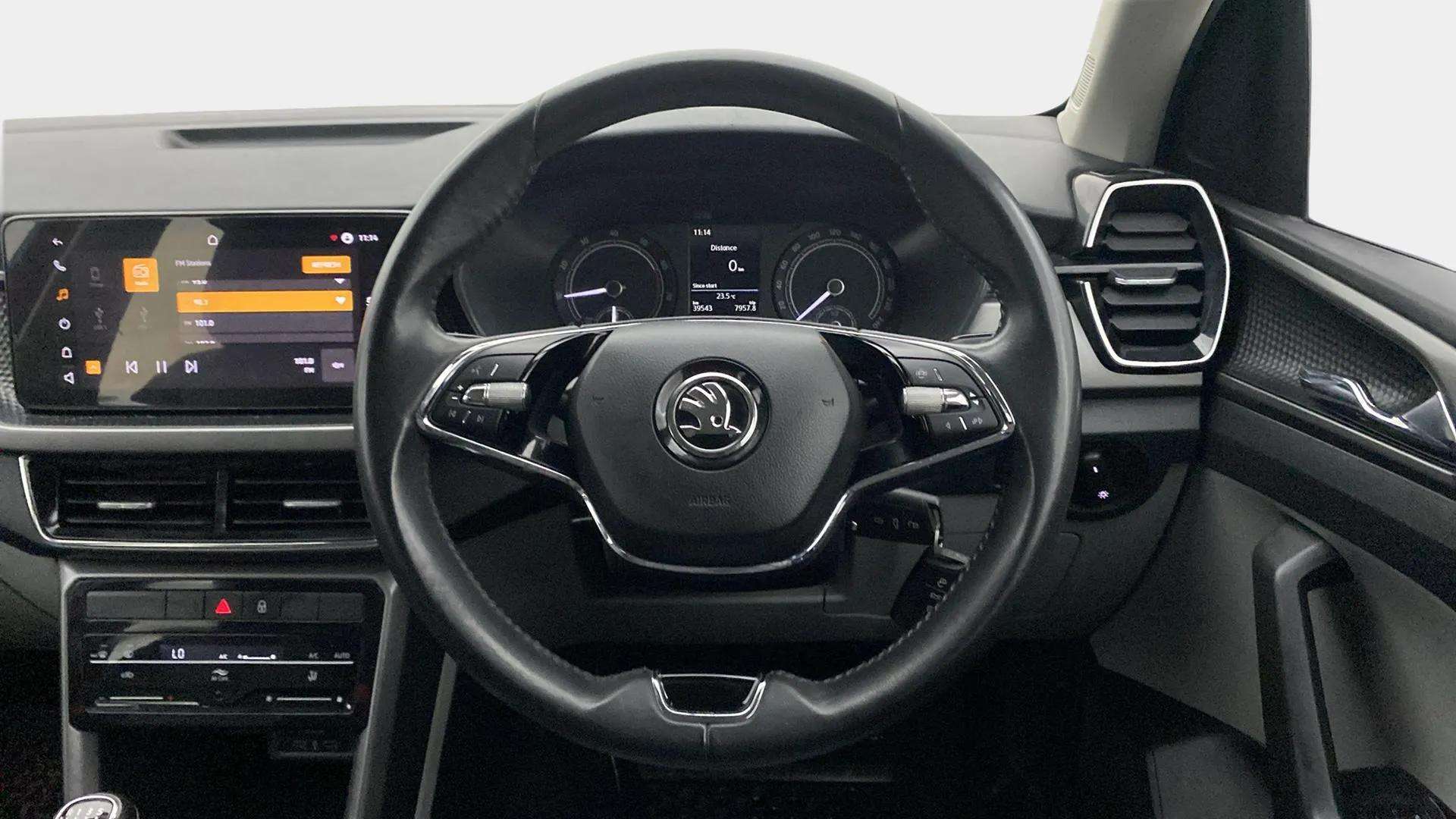 Steering-wheel-close-up-29