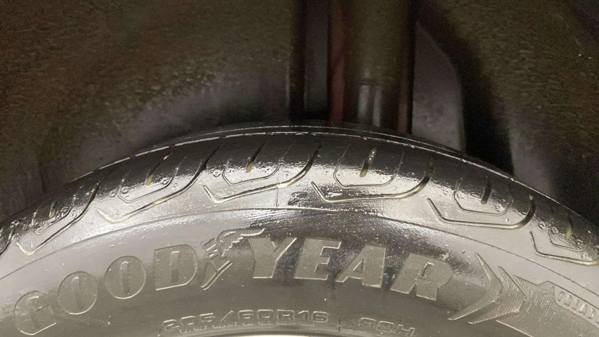 LHS-Rear-Tyre-Tread-21