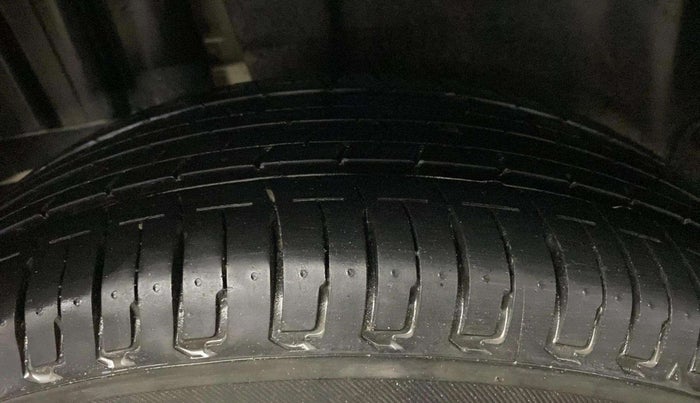 2017 Maruti Swift VXI, CNG, Manual, 65,068 km, Right Rear Tyre Tread