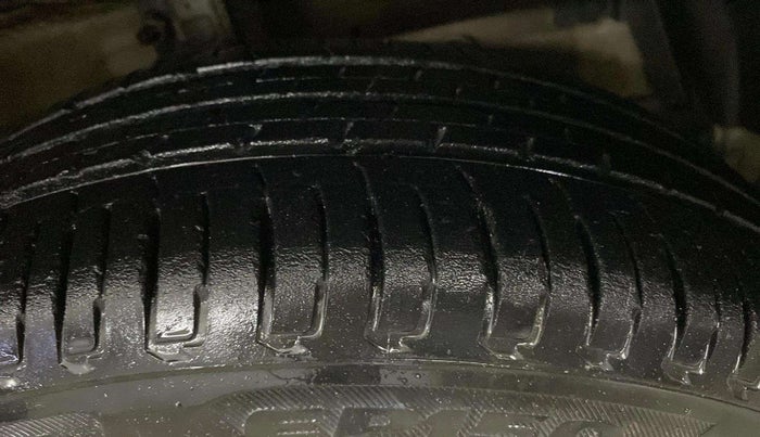 2017 Maruti Swift VXI, CNG, Manual, 65,068 km, Right Front Tyre Tread