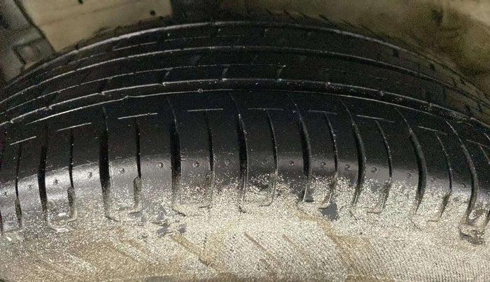 2017 Maruti Swift VXI, CNG, Manual, 65,068 km, Left Front Tyre Tread