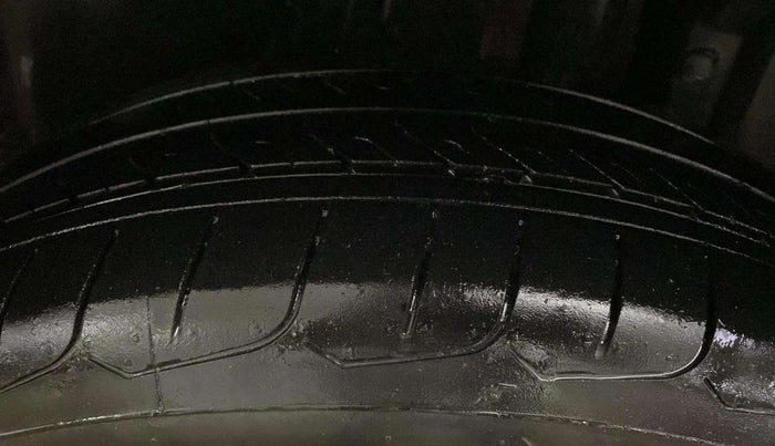 2017 Maruti Swift VXI, CNG, Manual, 65,068 km, Left Rear Tyre Tread