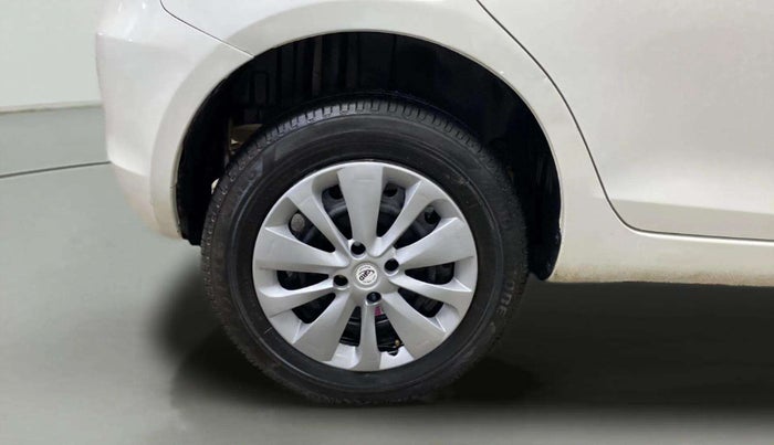2017 Maruti Swift VXI, CNG, Manual, 65,068 km, Right Rear Wheel