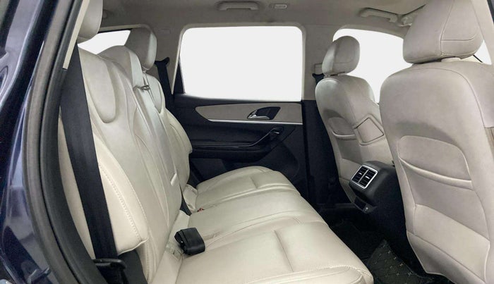2021 Mahindra XUV700 AX 7 P MT 7 STR, Petrol, Manual, 33,713 km, Right Side Rear Door Cabin