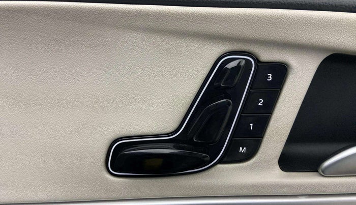 2021 Mahindra XUV700 AX 7 P MT 7 STR, Petrol, Manual, 33,713 km, Driver Side Adjustment Panel
