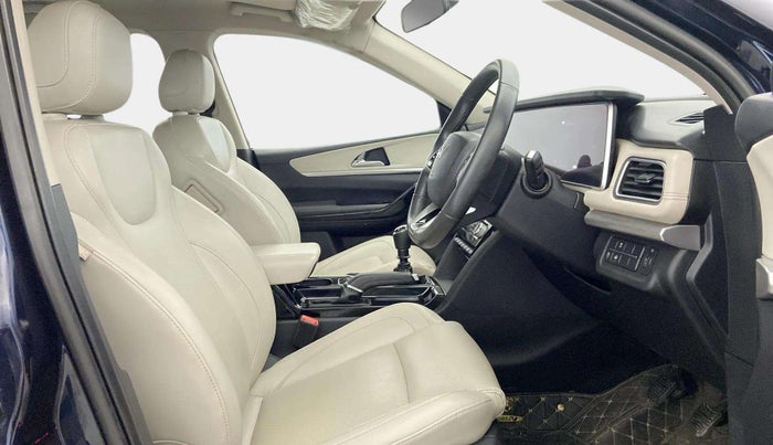 2021 Mahindra XUV700 AX 7 P MT 7 STR, Petrol, Manual, 33,713 km, Right Side Front Door Cabin