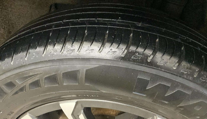 2021 Mahindra XUV700 AX 7 P MT 7 STR, Petrol, Manual, 33,713 km, Right Rear Tyre Tread