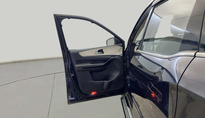2021 Mahindra XUV700 AX 7 P MT 7 STR, Petrol, Manual, 33,713 km, LHS Front Door
