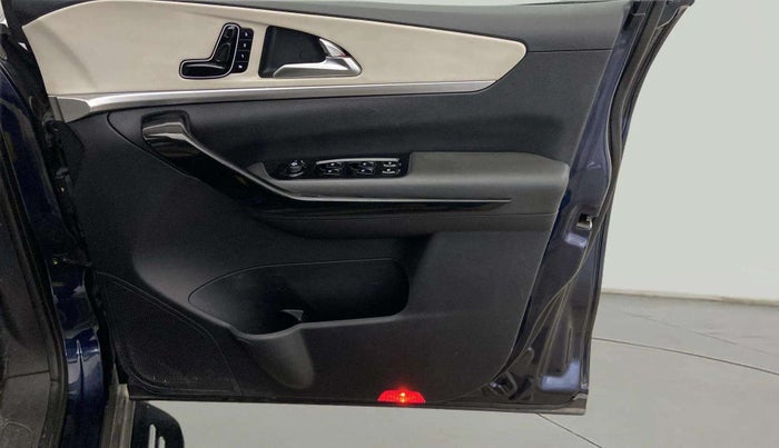 2021 Mahindra XUV700 AX 7 P MT 7 STR, Petrol, Manual, 33,713 km, Driver Side Door Panels Control