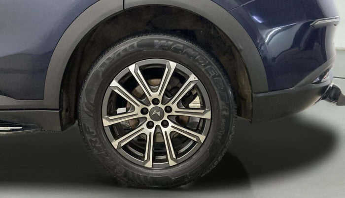 2021 Mahindra XUV700 AX 7 P MT 7 STR, Petrol, Manual, 33,713 km, Left Rear Wheel