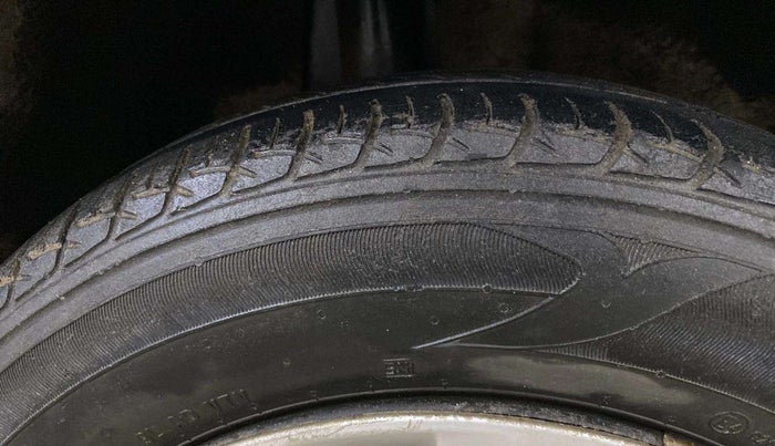 2015 Maruti Baleno DELTA PETROL 1.2, Petrol, Manual, 67,694 km, Right Rear Tyre Tread