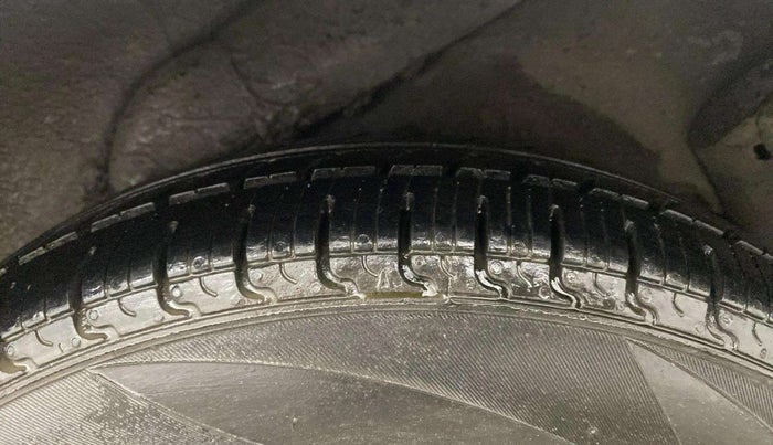 2013 Hyundai i10 SPORTZ 1.2 AT, CNG, Automatic, 89,023 km, Left Rear Tyre Tread