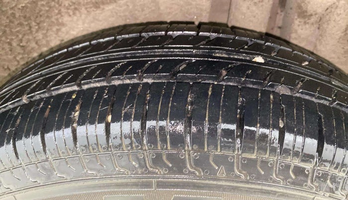 2016 Maruti Swift VXI, Petrol, Manual, 92,357 km, Left Rear Tyre Tread