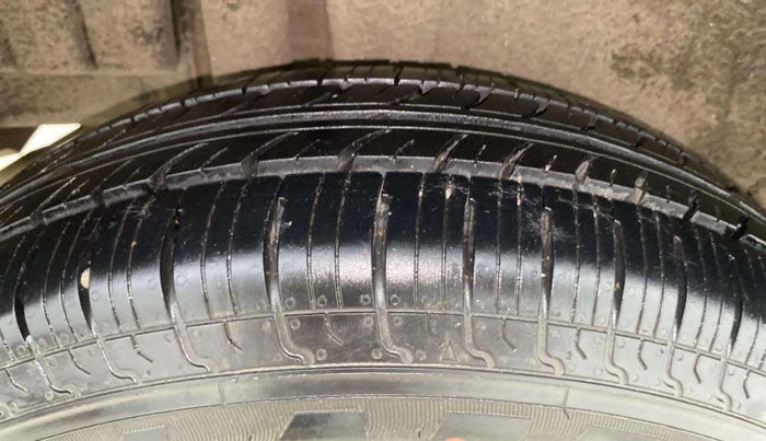 2016 Maruti Swift VXI, Petrol, Manual, 92,357 km, Right Rear Tyre Tread
