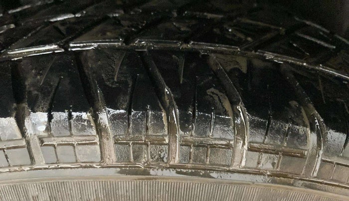 2015 Maruti Swift VXI, Petrol, Manual, 51,217 km, Right Rear Tyre Tread