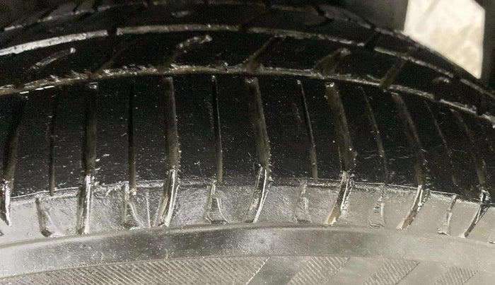 2015 Maruti Swift VXI, Petrol, Manual, 51,217 km, Left Rear Tyre Tread