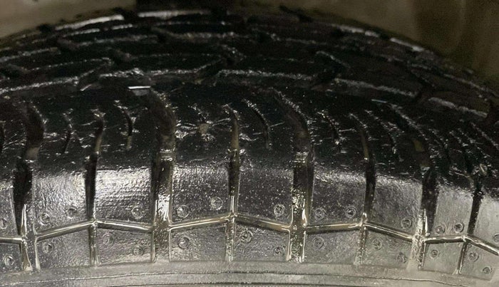 2015 Maruti Swift VXI, Petrol, Manual, 51,217 km, Left Front Tyre Tread