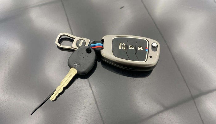 2024 Hyundai VENUE S (O) Plus 1.2 Petrol , Petrol, Manual, 4,073 km, Key Close Up