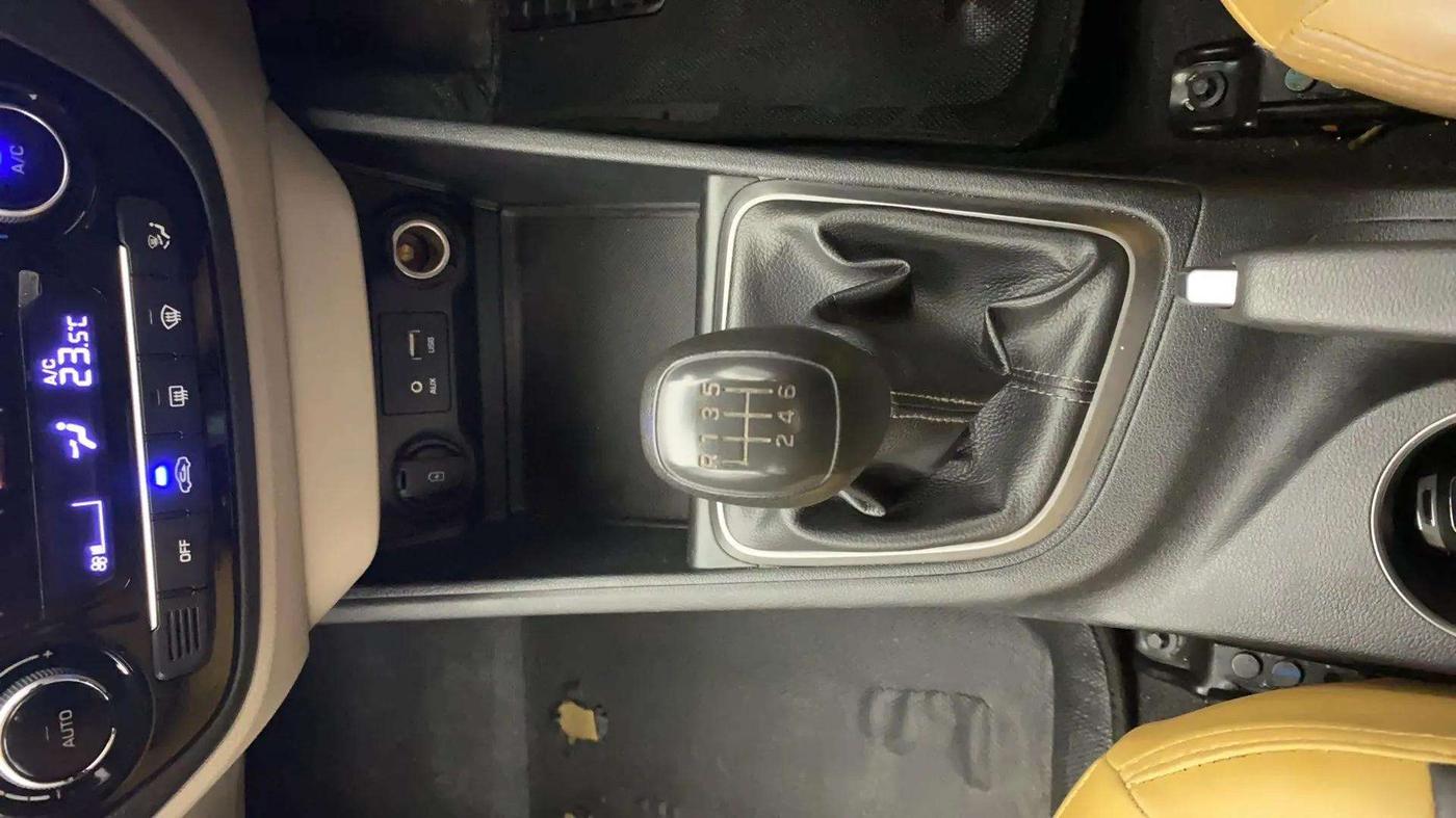 2019 Hyundai Verna 1.6 VTVT SX, Petrol, Manual, 84,090 km, Gear Lever