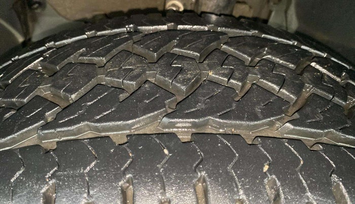 2013 Nissan Terrano XL (P), Petrol, Manual, 1,06,321 km, Left Front Tyre Tread