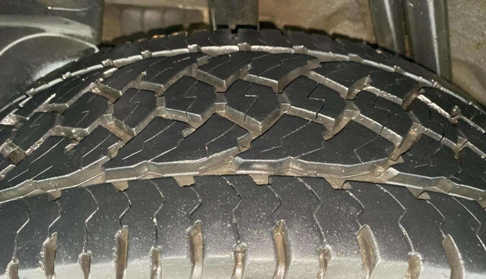 2013 Nissan Terrano XL (P), Petrol, Manual, 1,06,321 km, Right Rear Tyre Tread