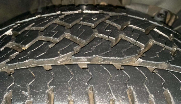 2013 Nissan Terrano XL (P), Petrol, Manual, 1,06,321 km, Right Front Tyre Tread