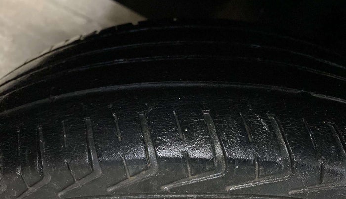2016 Renault Kwid RXL, Petrol, Manual, 55,825 km, Right Rear Tyre Tread