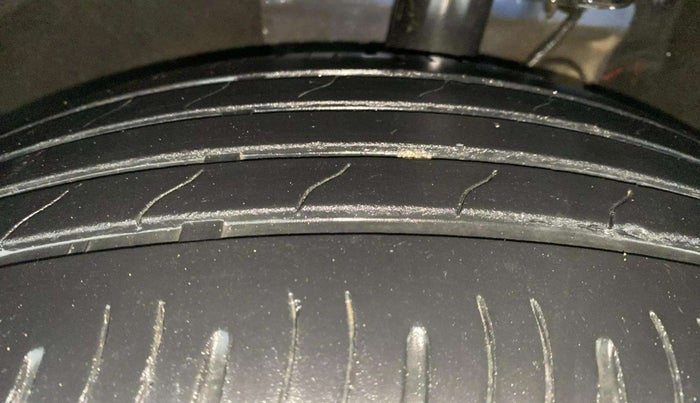 2022 Mahindra XUV700 AX 7 D MT 7 STR, Diesel, Manual, 27,415 km, Left Front Tyre Tread