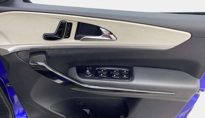 2022 Mahindra XUV700 AX 7 D MT 7 STR, Diesel, Manual, 27,415 km, Driver Side Door Panels Control
