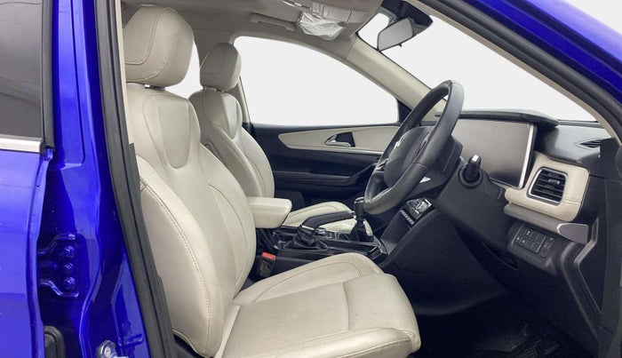 2022 Mahindra XUV700 AX 7 D MT 7 STR, Diesel, Manual, 27,415 km, Right Side Front Door Cabin