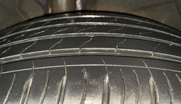 2022 Mahindra XUV700 AX 7 D MT 7 STR, Diesel, Manual, 27,415 km, Right Rear Tyre Tread