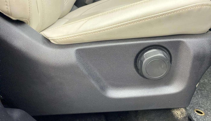 2022 Mahindra XUV700 AX 7 D MT 7 STR, Diesel, Manual, 27,415 km, Driver Side Adjustment Panel