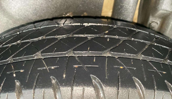 2016 Maruti Swift Dzire VXI, Petrol, Manual, 1,07,603 km, Left Rear Tyre Tread