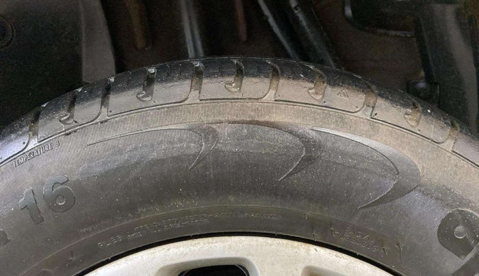 2017 Renault Duster RXL PETROL, Petrol, Manual, 62,128 km, Right Rear Tyre Tread