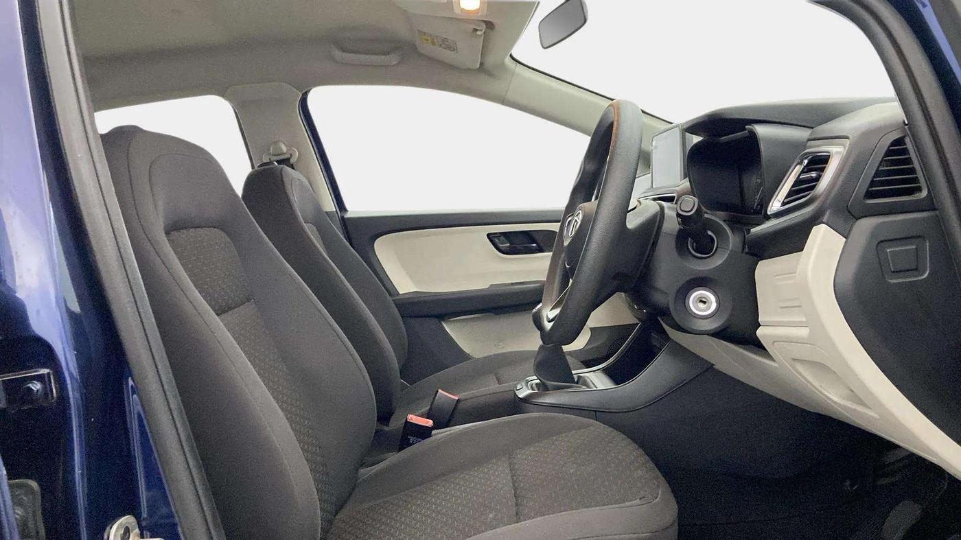 2022 Tata ALTROZ XM PLUS PETROL, CNG, Manual, 38,360 km, Right Side Front Door Cabin