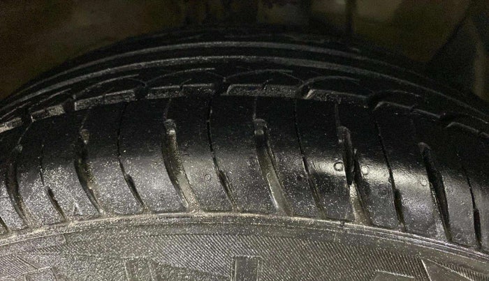 2015 Hyundai Elite i20 MAGNA 1.2, Petrol, Manual, 37,874 km, Right Front Tyre Tread
