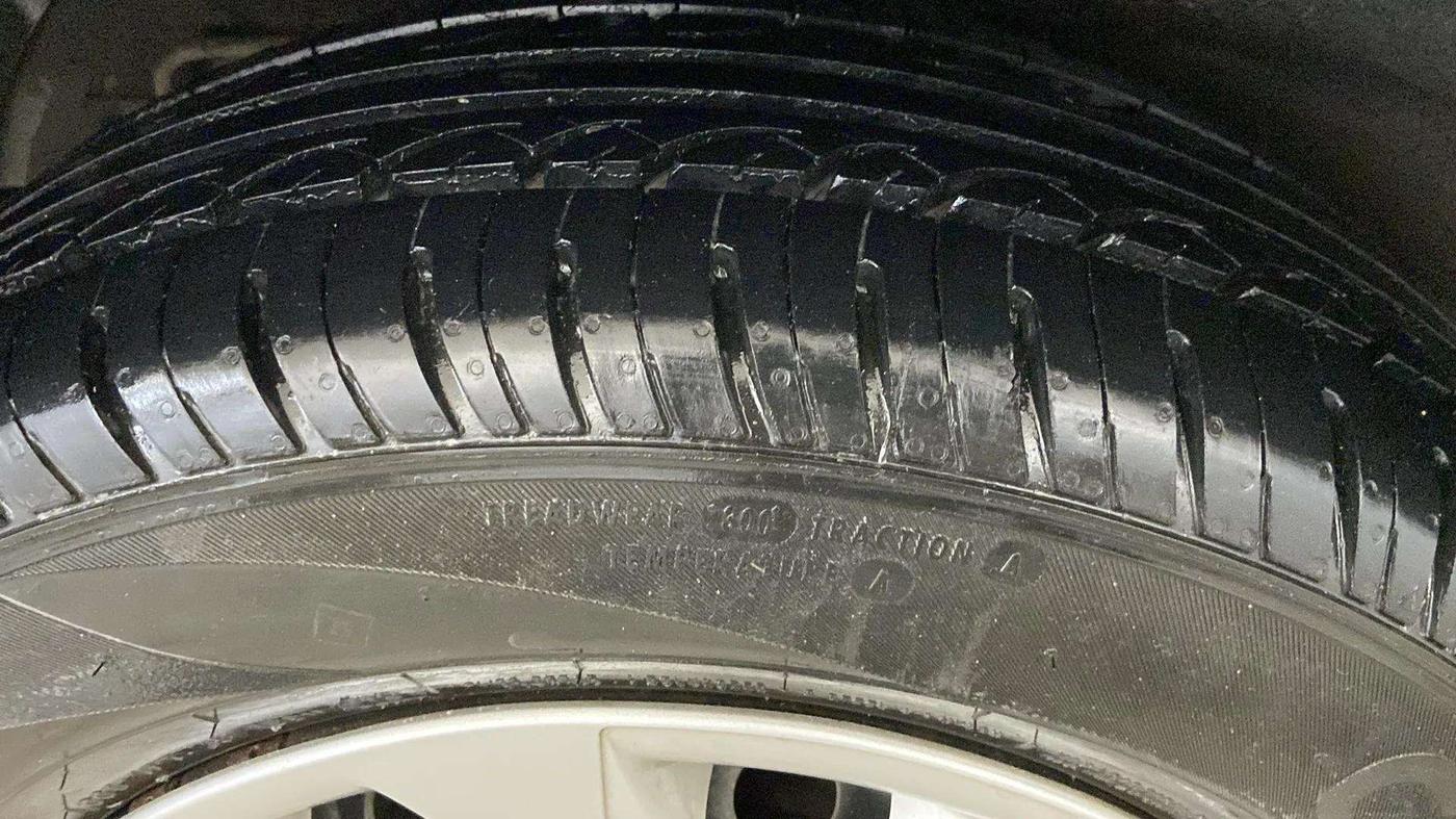 2015 Hyundai Elite i20 MAGNA 1.2, Petrol, Manual, 80,138 km, Left Front Tyre Tread