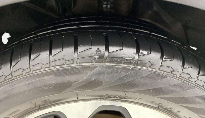 2018 Renault Captur PLATINE DIESEL , Diesel, Manual, 1,12,124 km, Right Front Tyre Tread
