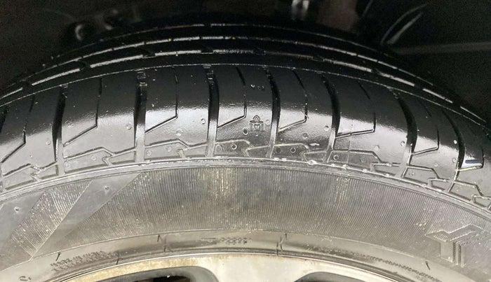 2018 Renault Captur PLATINE DIESEL , Diesel, Manual, 1,12,124 km, Left Front Tyre Tread
